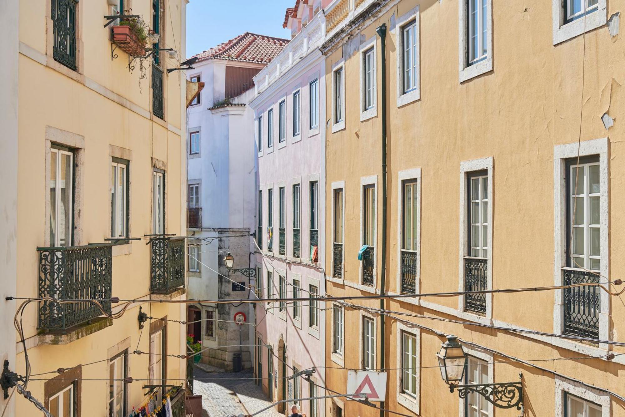 Idyllic Light-filled Alfama Apt, By Timecooler *