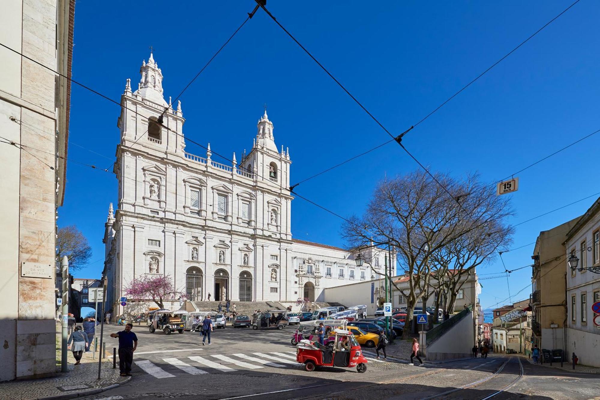 Idyllic Light-filled Alfama Apt, By Timecooler * Lissabon