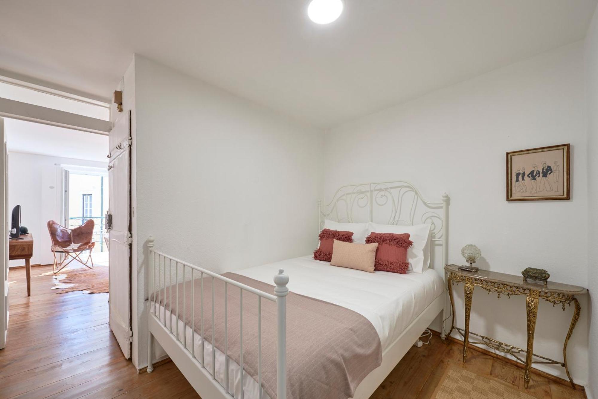 Idyllic Light-filled Alfama Apt, By Timecooler