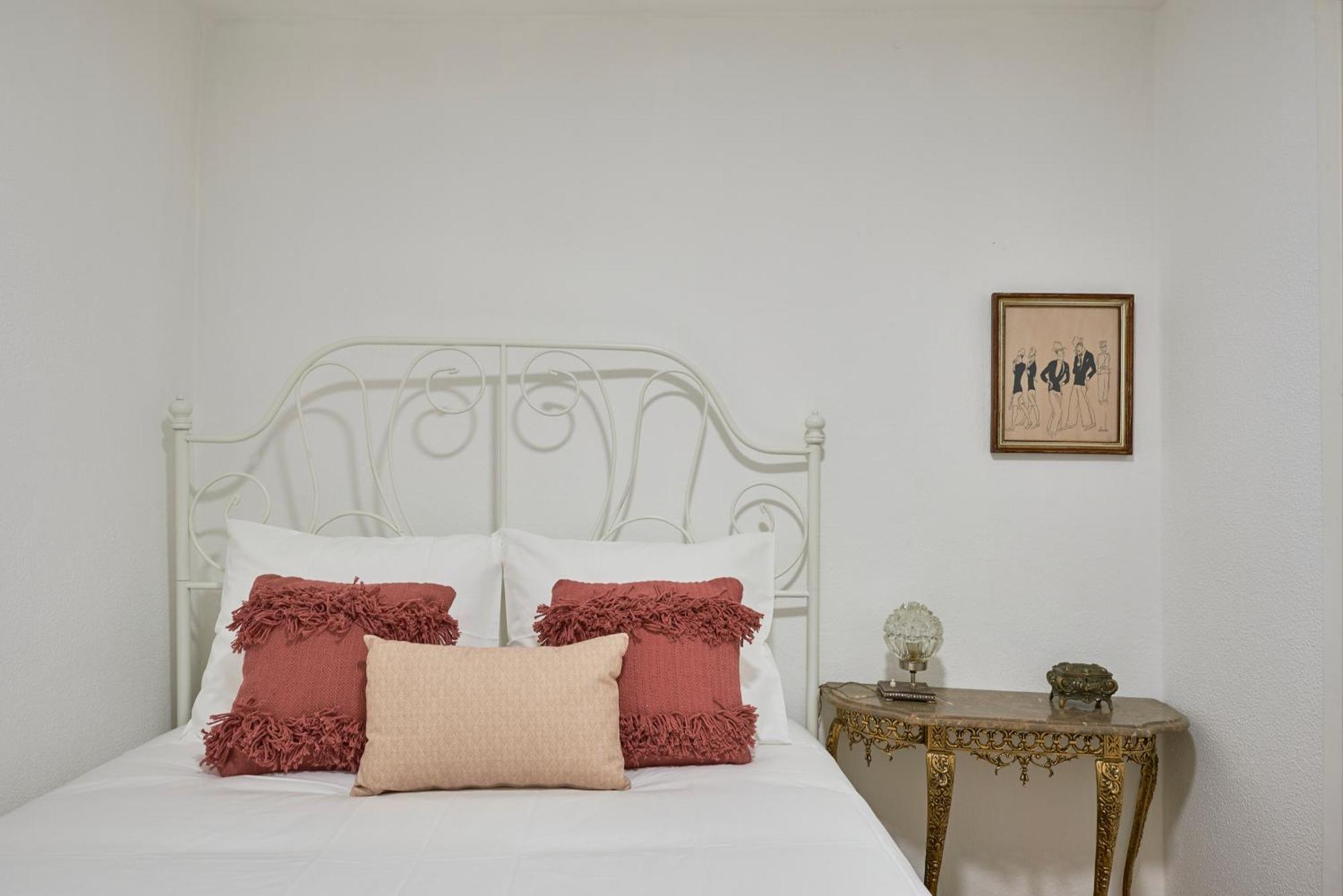 Idyllic Light-filled Alfama Apt, By Timecooler * Lissabon