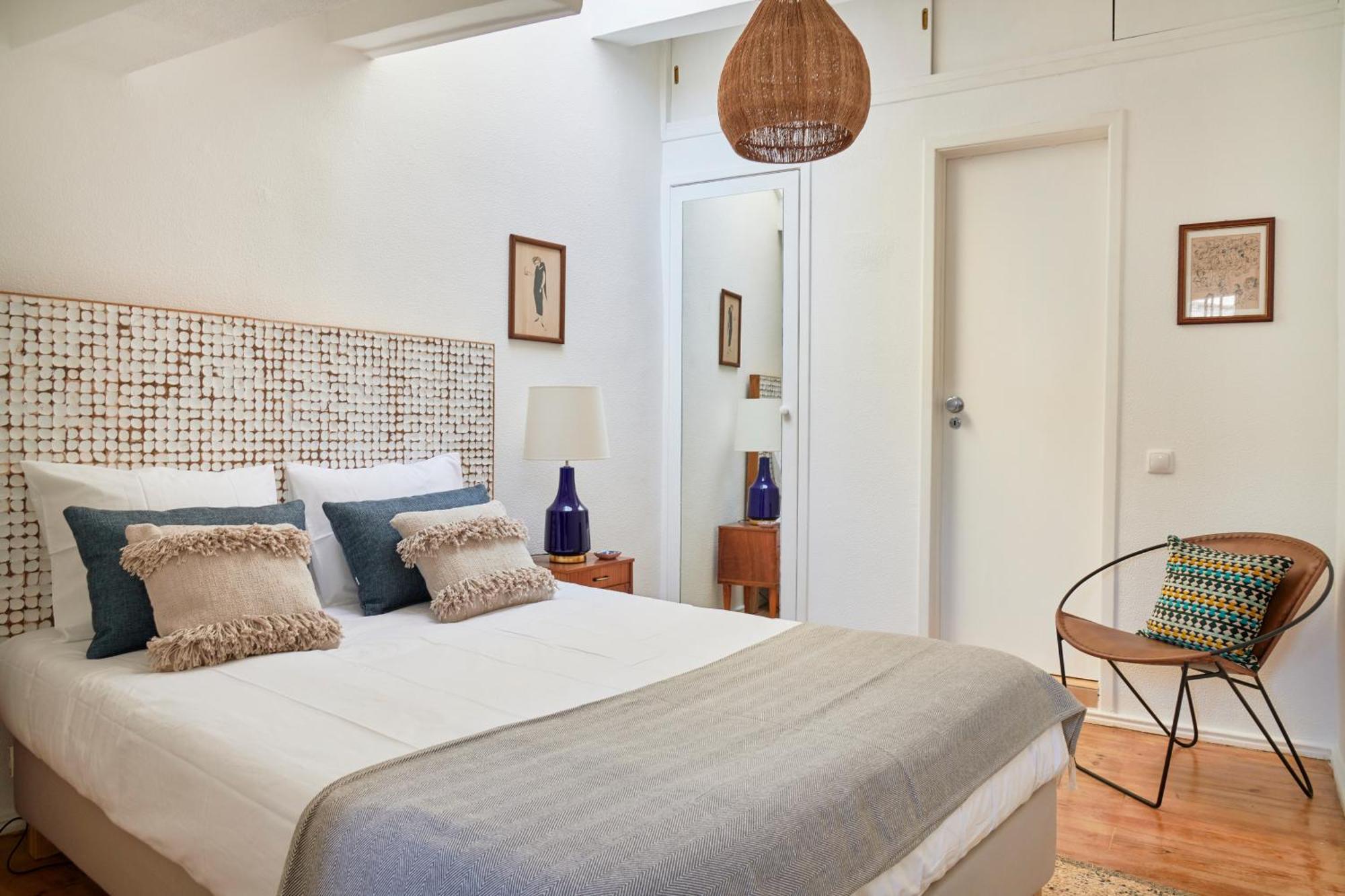 Idyllic Light-filled Alfama Apt, By Timecooler