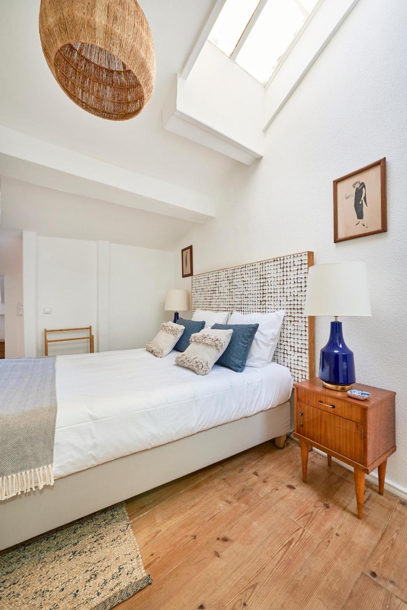 Idyllic Light-filled Alfama Apt, By Timecooler