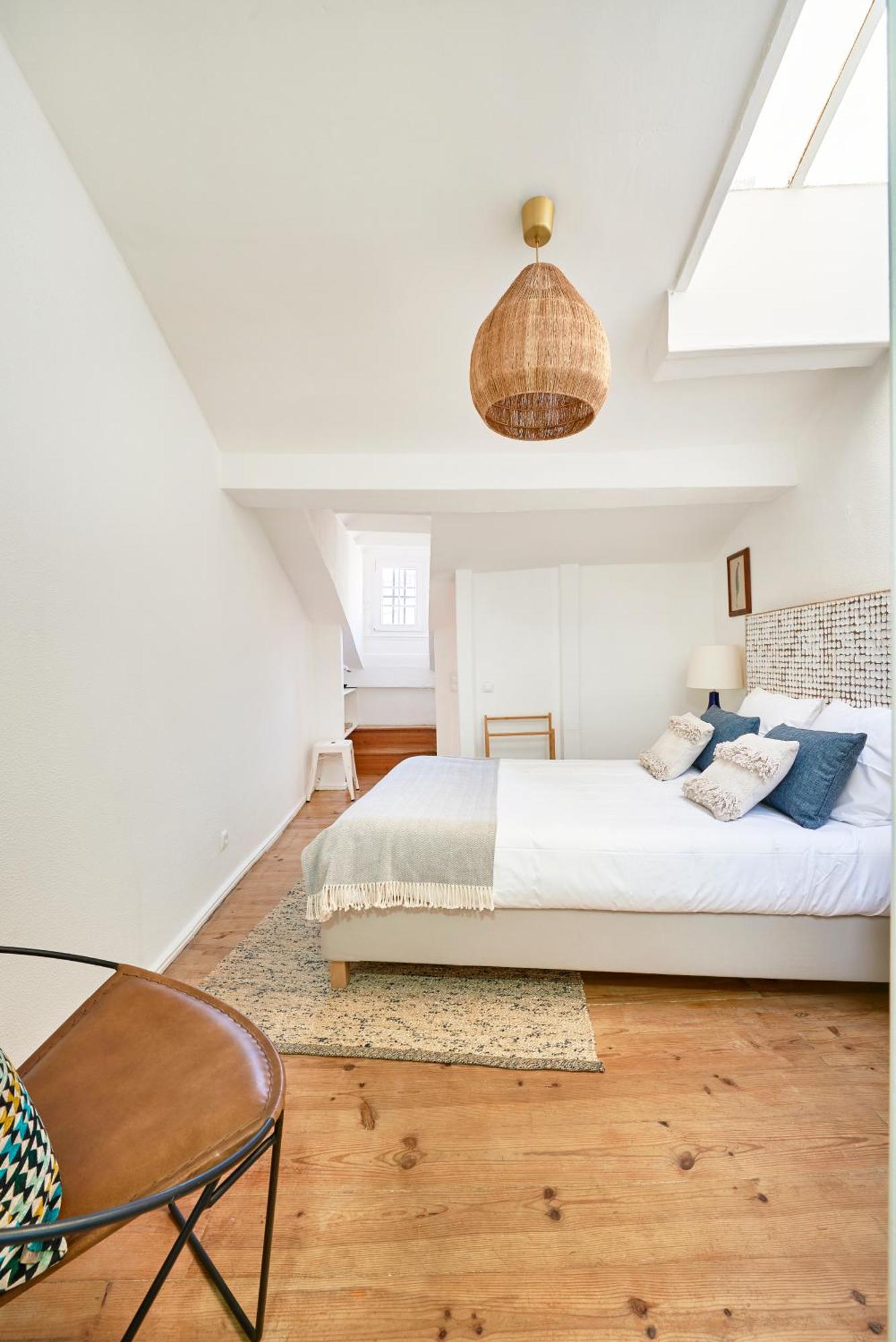 Idyllic Light-filled Alfama Apt, By Timecooler