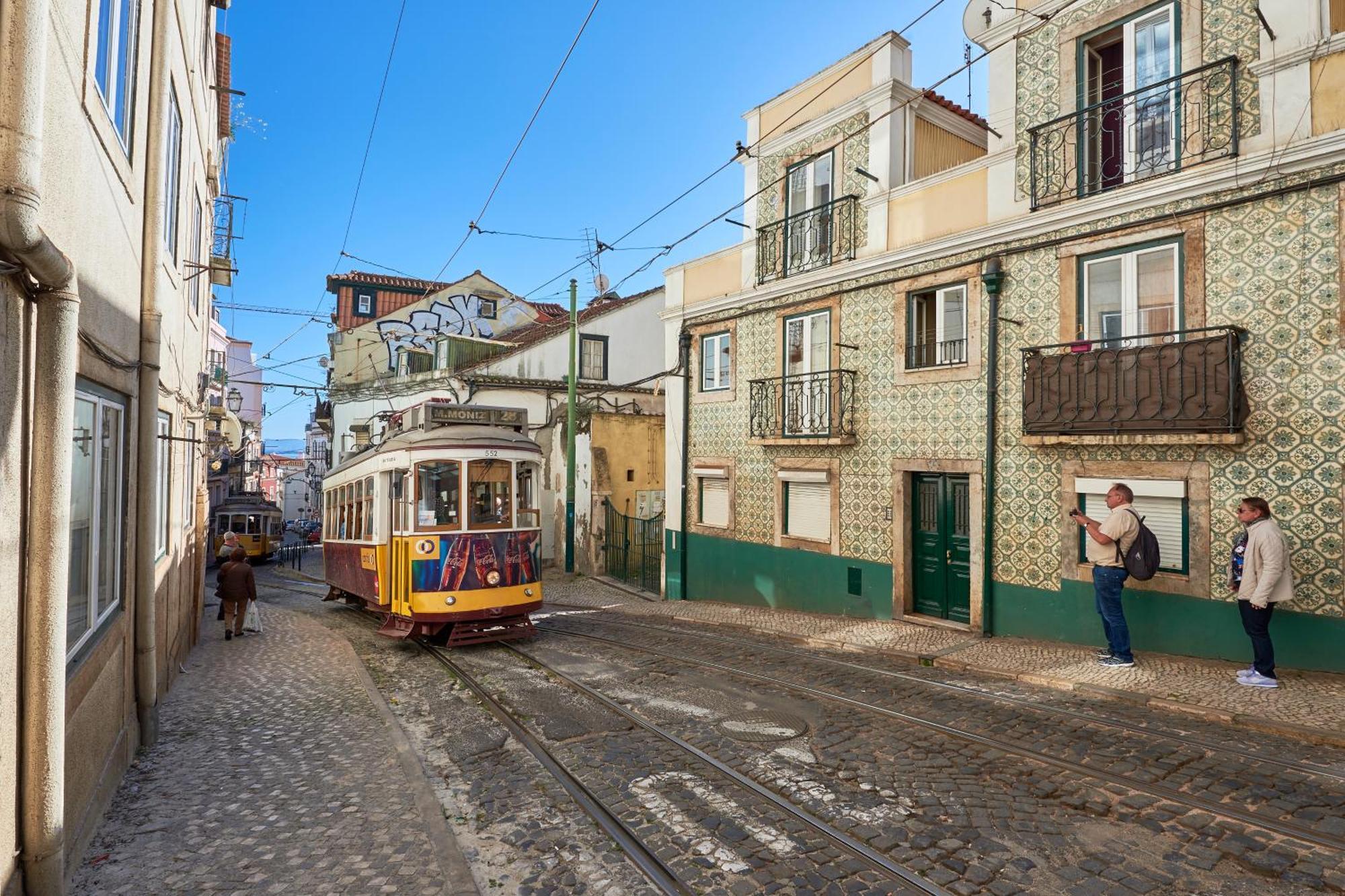 Idyllic Light-filled Alfama Apt, By Timecooler * Lissabon